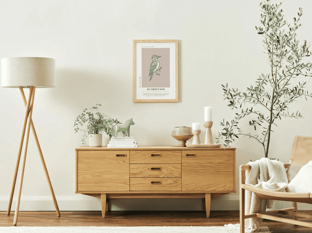 Eine Anmutung zu den Birds of SEO Postern. Poster über einem Sideboard im Wohnraum.